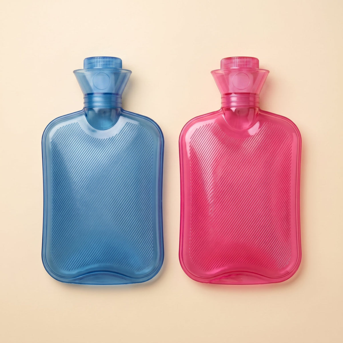 Bouillotte translucide bleue et rose à plat, bouchons en place