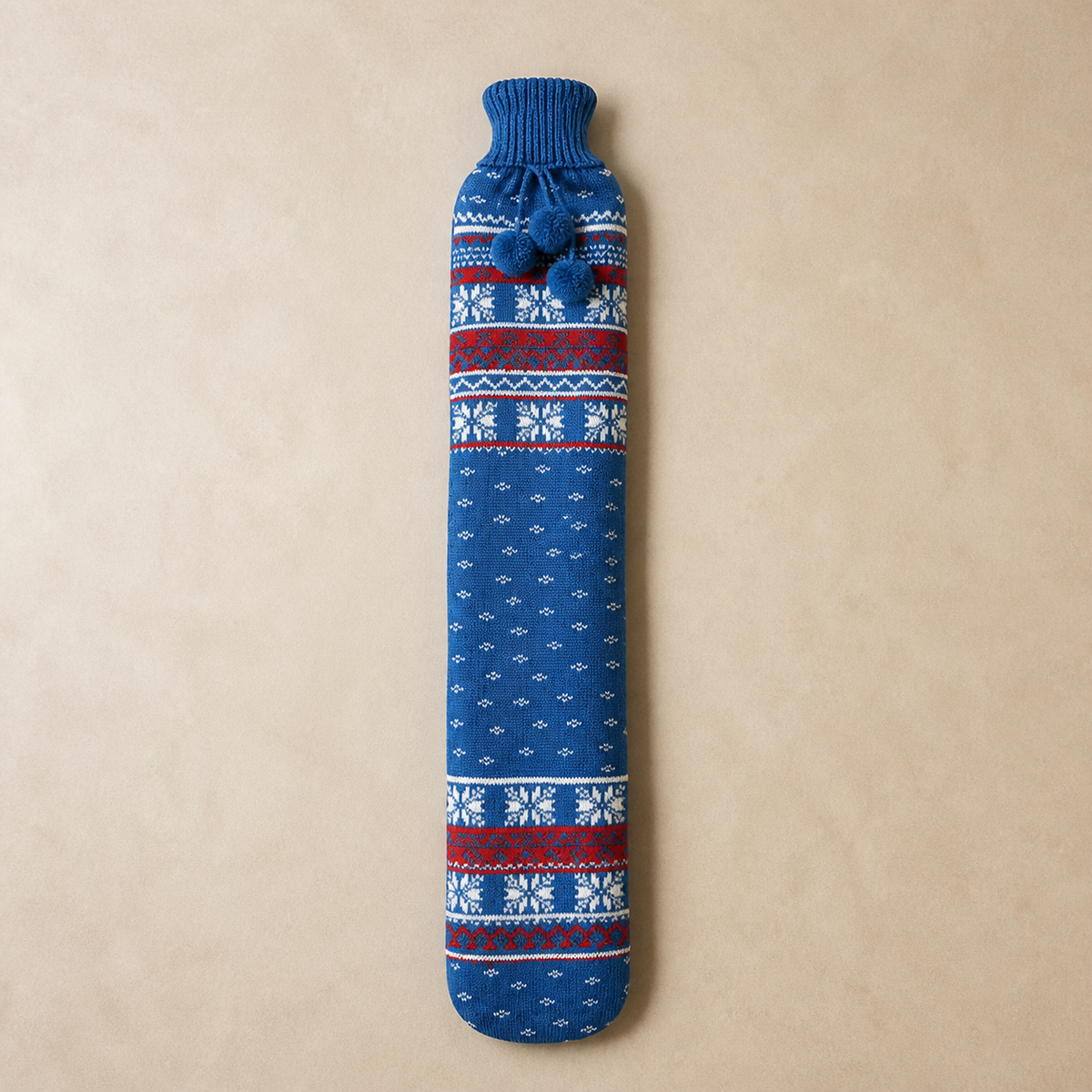 Bouillotte longue à housse tricotée, motif flocons bleu