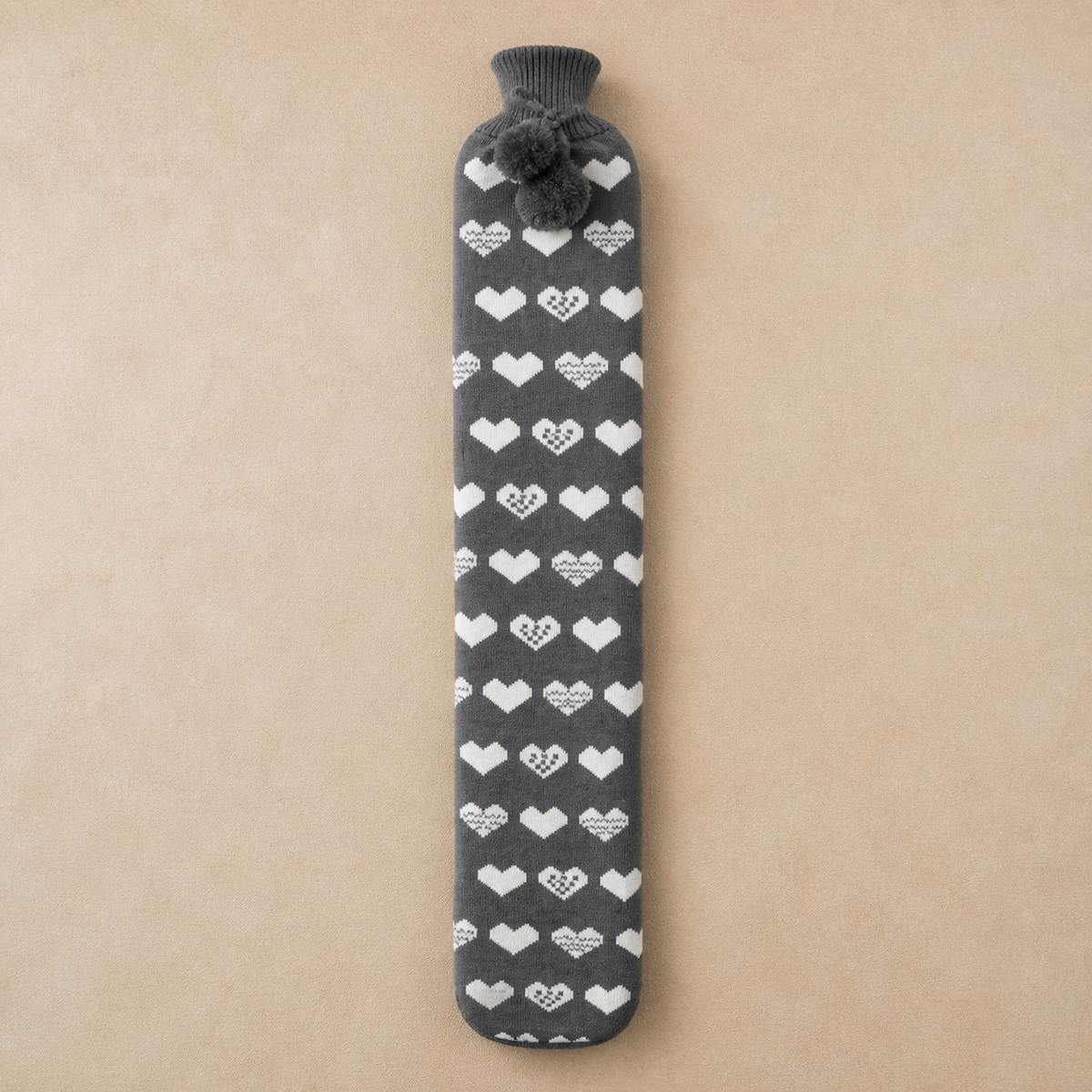 Bouillotte longue à housse tricotée, motif cœurs gris foncé