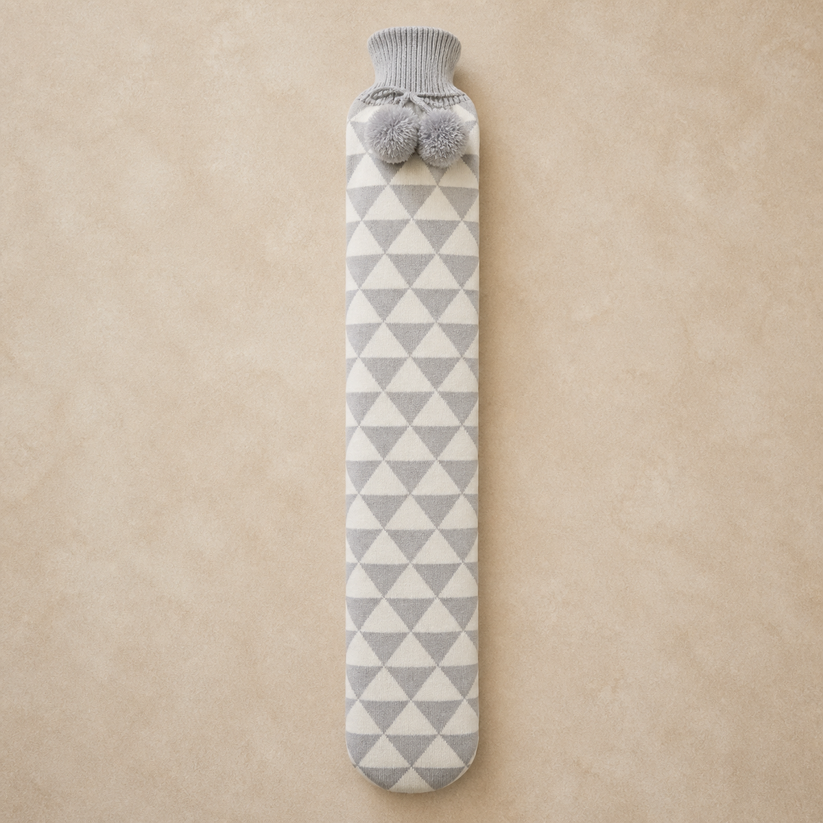 Bouillotte longue à housse tricotée, motif triangles écru