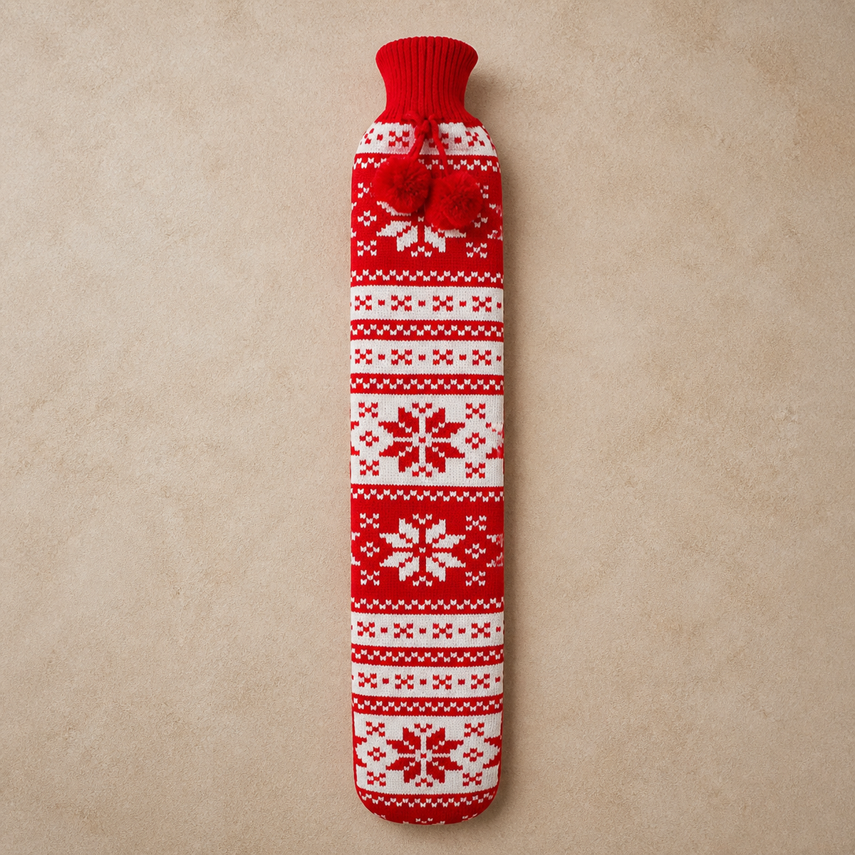 Bouillotte longue à housse tricotée, motif flocons rouge