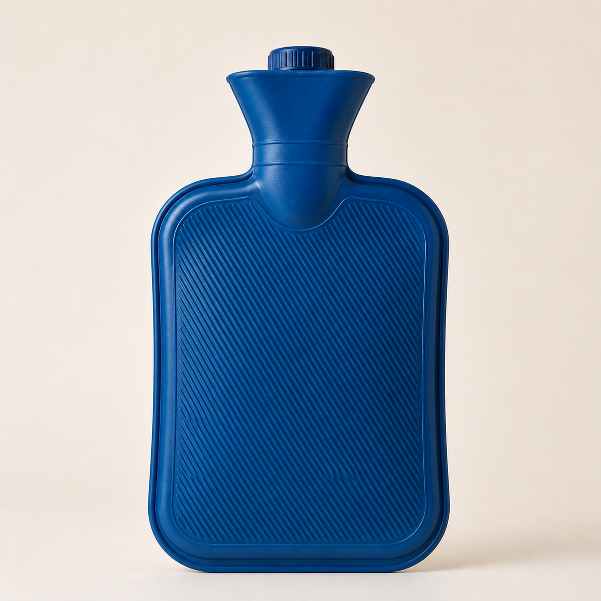 Bouillotte à eau de 2 litres coloris Bleu, surface nervurée et bouchon à vis