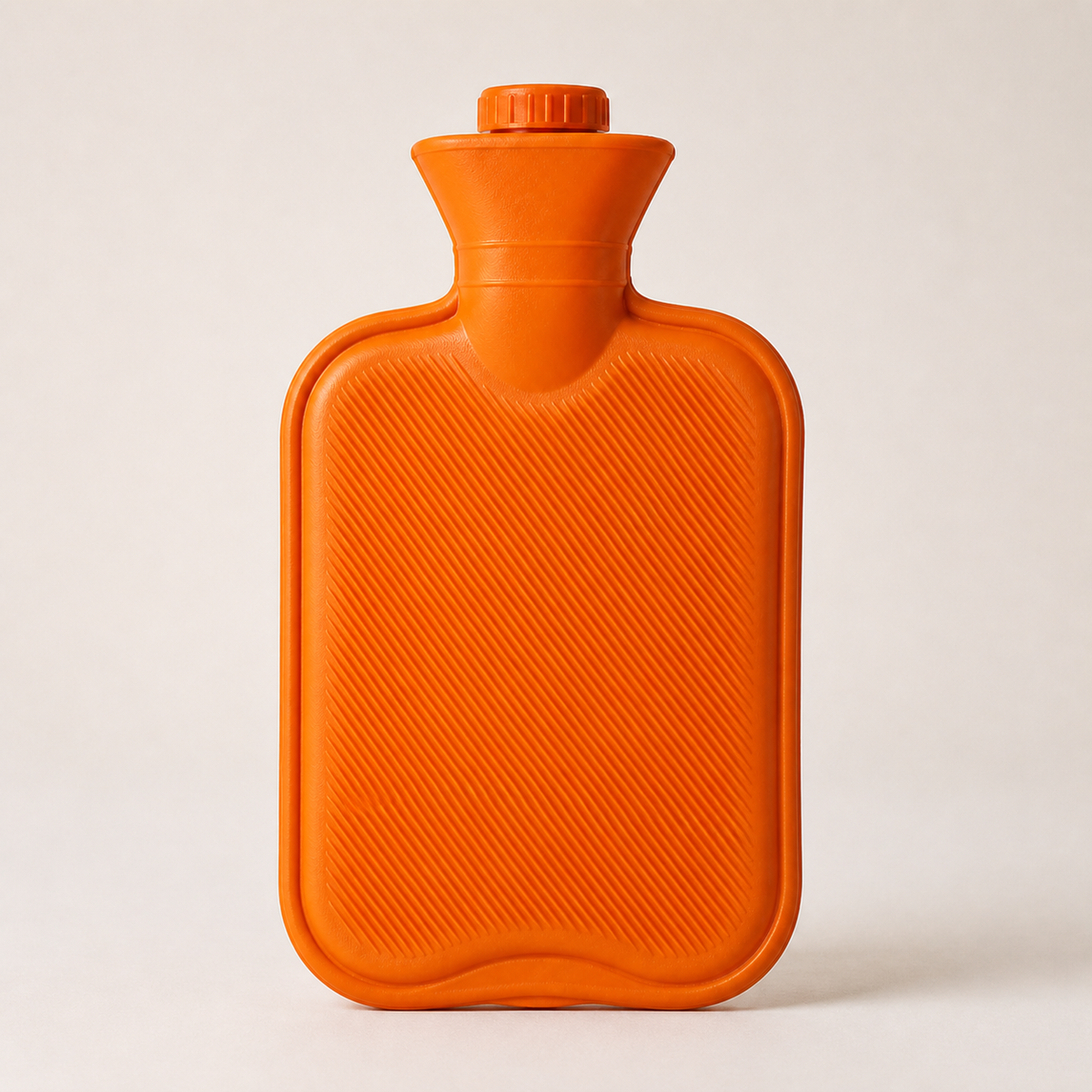 Bouillotte à eau de 2 litres coloris Orange, surface nervurée et bouchon à vis