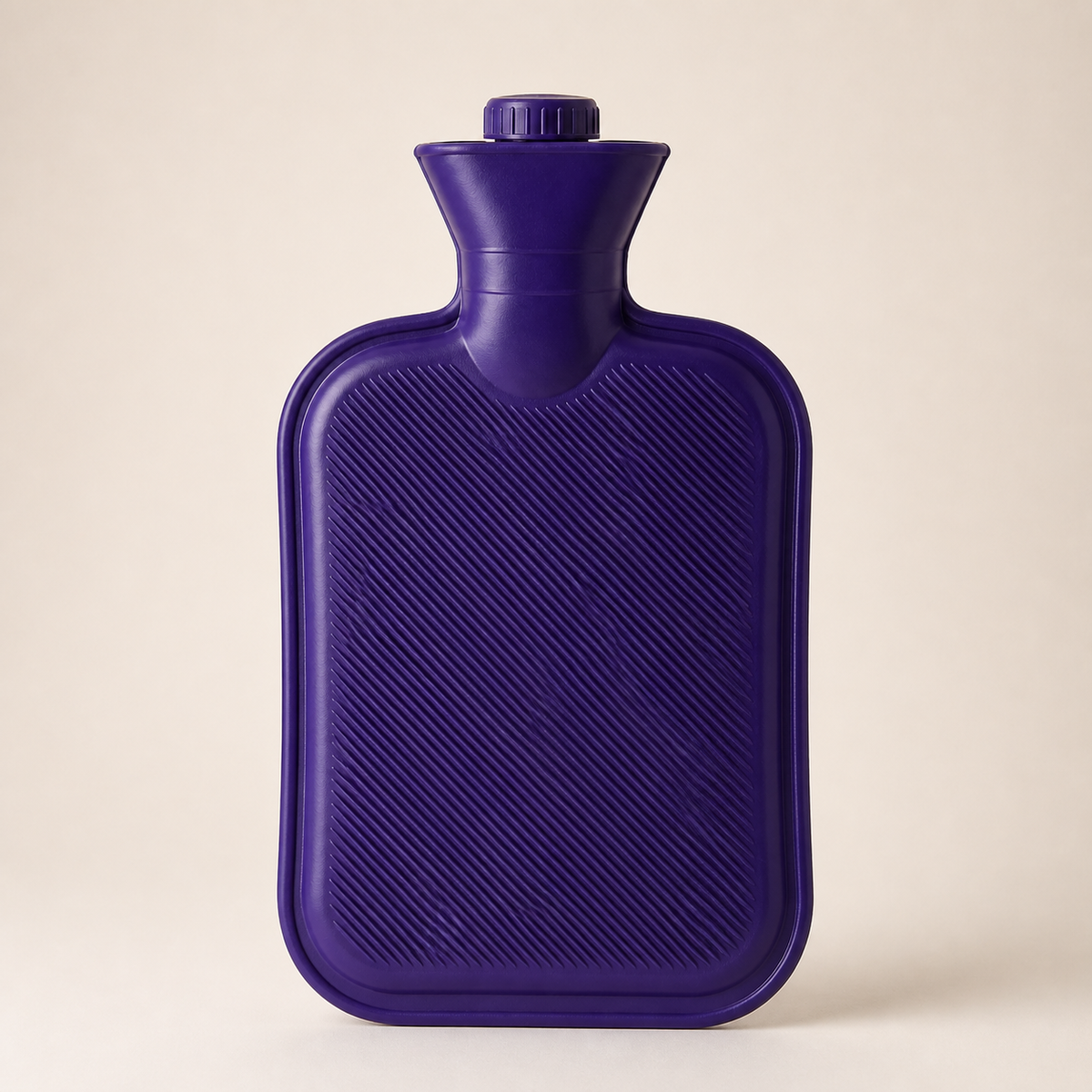 Bouillotte à eau de 2 litres coloris Violet, surface nervurée et bouchon à vis