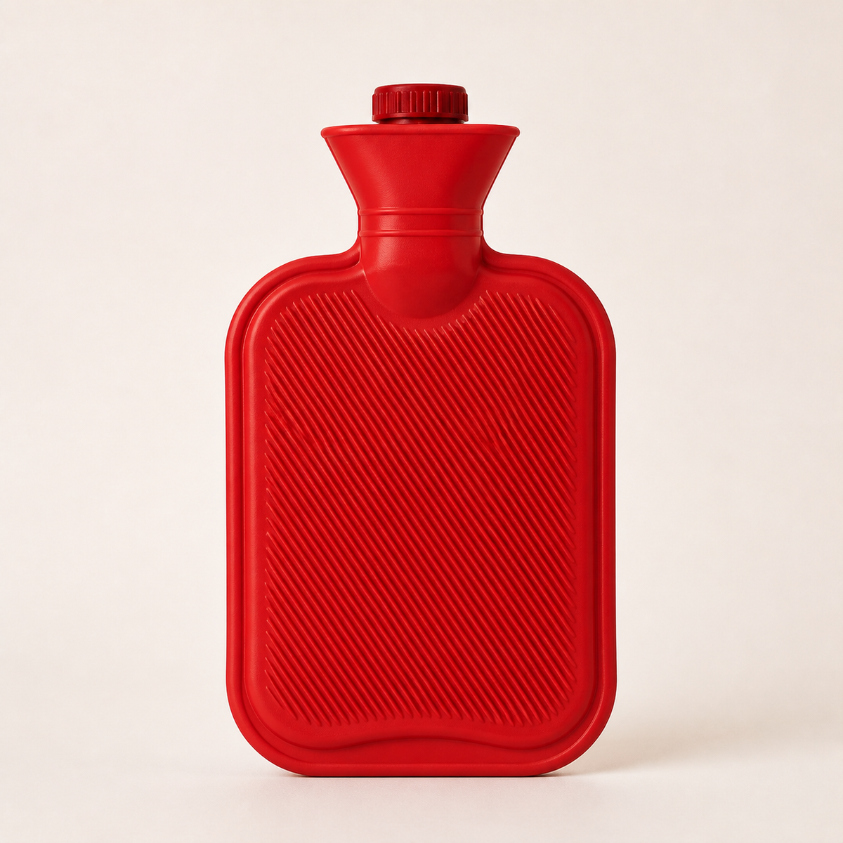 Bouillotte à eau de 2 litres coloris Rouge, surface nervurée et bouchon à vis