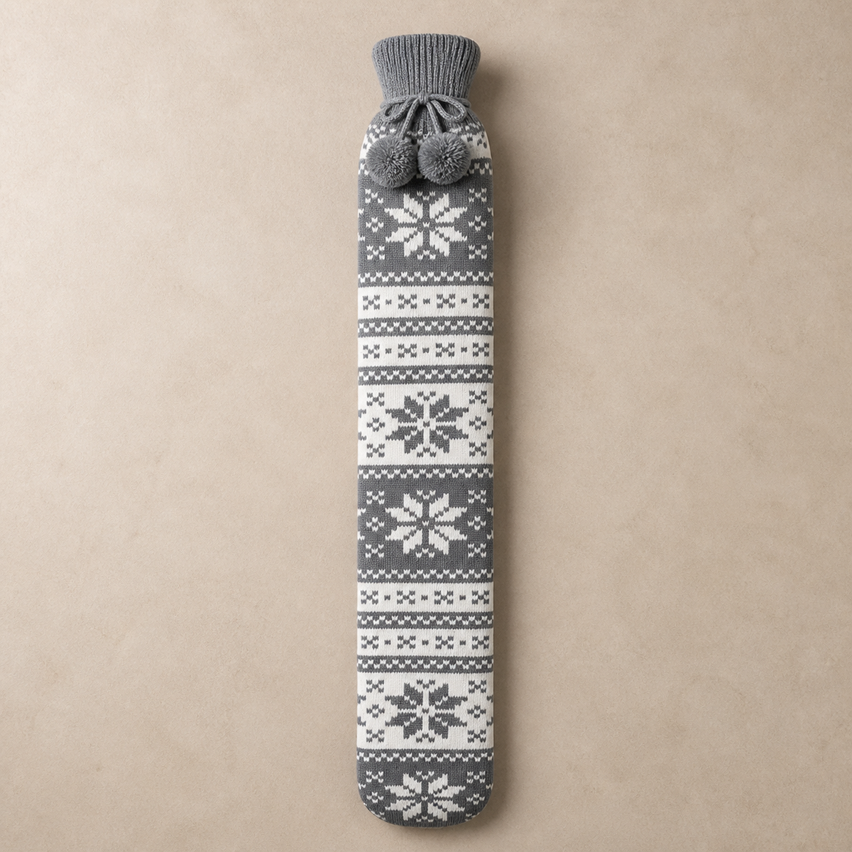 Bouillotte longue à housse tricotée, motif flocons gris