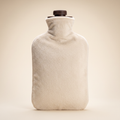 Bouillotte 2 L en housse peluche écrue, bouchon à vis brun, vue de face sur fond clair