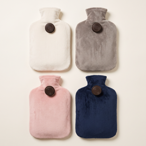 Les quatre coloris de housse peluche : écru, gris, rose poudré et bleu nuit, vus du dessus