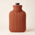 Bouillotte 2 L en housse tricotée terracotta à grosses côtes, vue de face