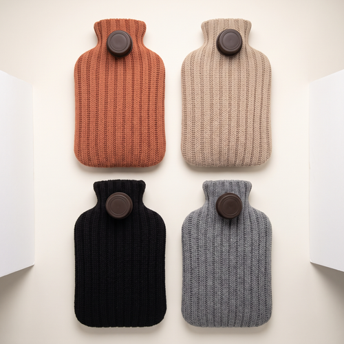 Les quatre coloris de housse tricot : terracotta, beige, gris et noir, vus du dessus