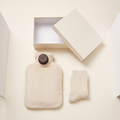 Coffret : bouillotte en housse peluche écrue, paire de chaussettes côtelées et boîte cadeau