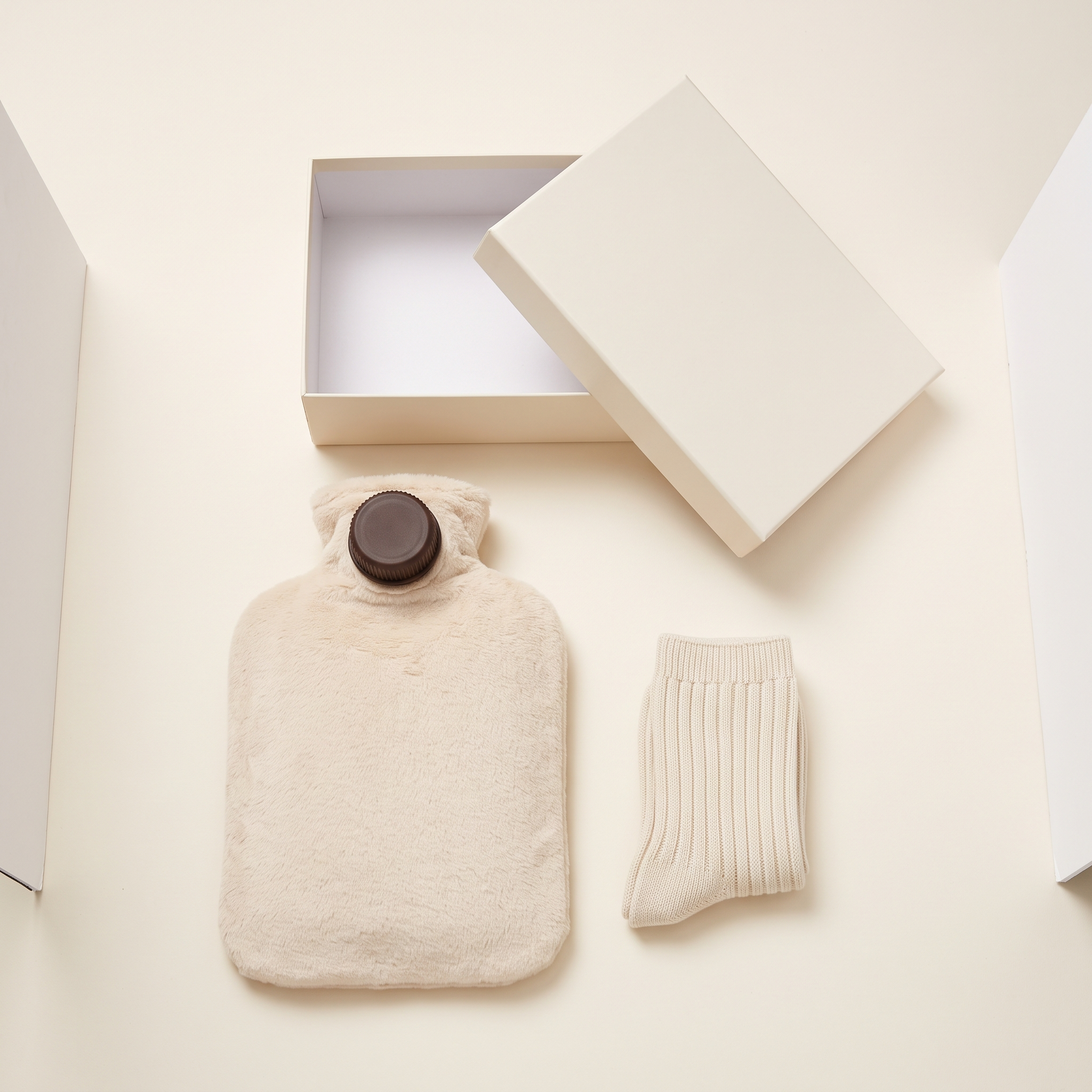 Coffret : bouillotte en housse peluche écrue, paire de chaussettes côtelées et boîte cadeau